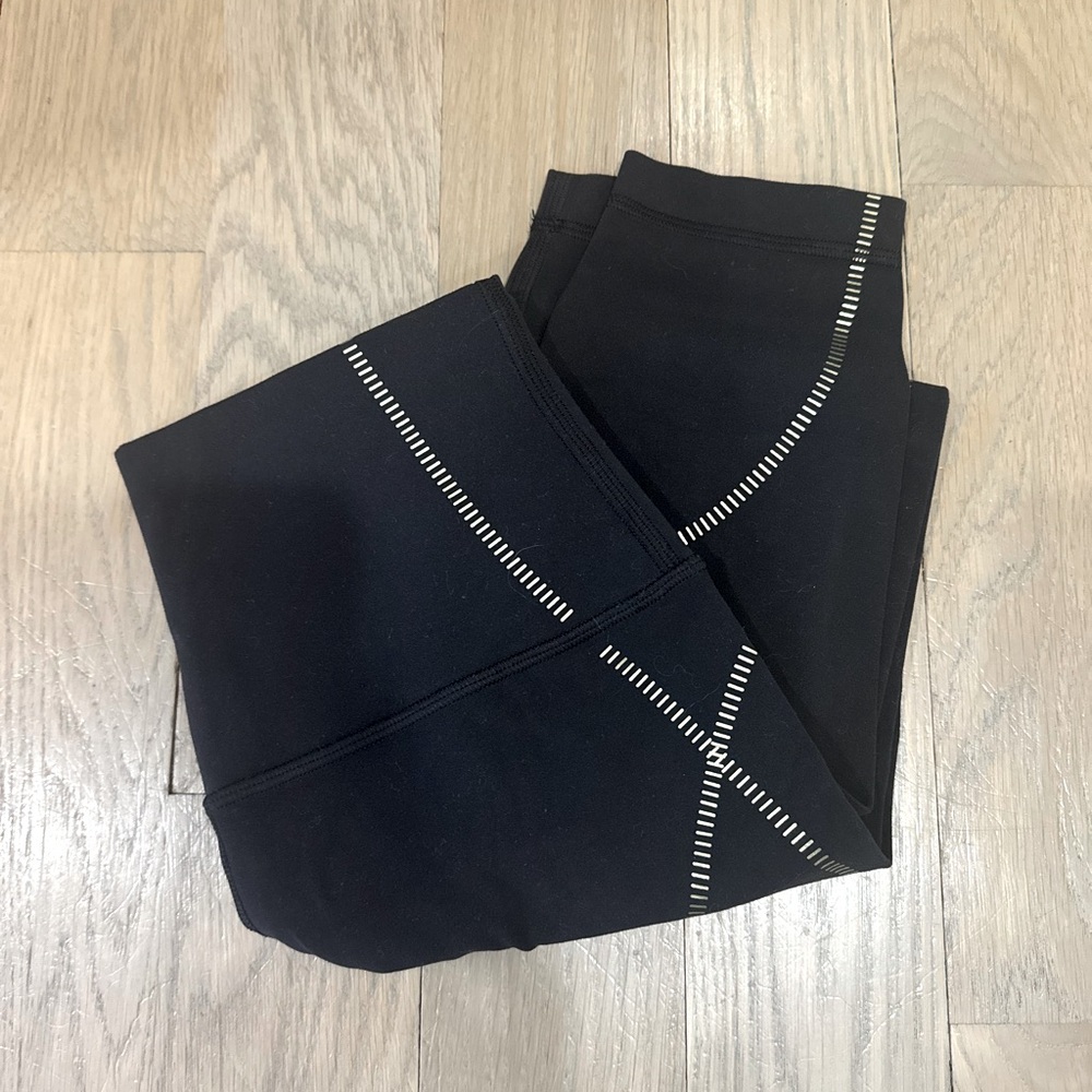 Lulu lemon align 25” black w gold accent -size 4